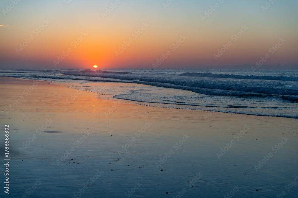 Obraz premium Hazy Morning Beach Sunrise