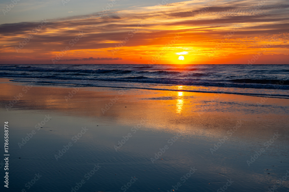 Obraz premium Cloudy Sunrise at Beach