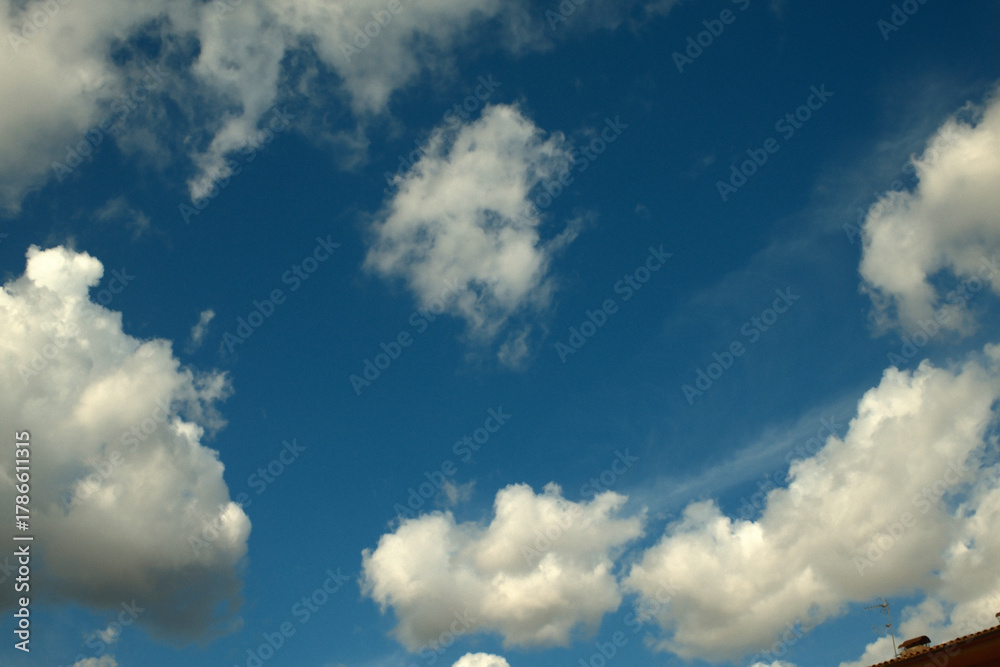 Obraz premium Dramatic cloudy sky with soft light tones