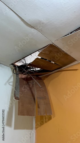 The house ceiling made of plywood peeled off due to rainwater. The house ceiling leaked. Water came out of the peeled off ceiling. House The plywood ceiling peeled off	