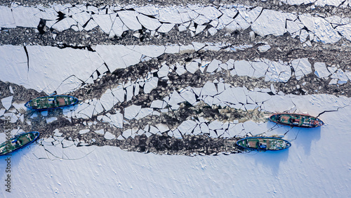 Four icebreakers crushes ic...