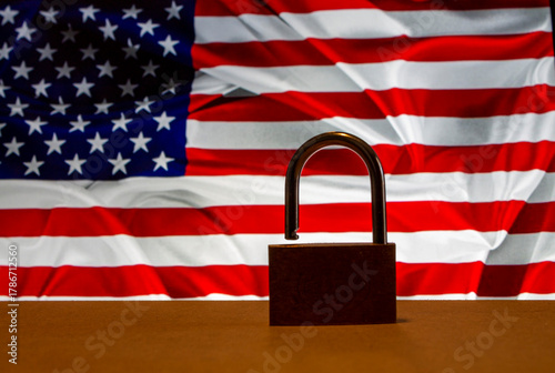 Konstfotografi Padlock opening next to the U