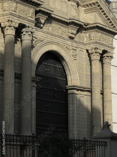 Puerta lateral de la Catedral de Lima al atardecer. Centro histórico de la ciudad de Lima, Perú.