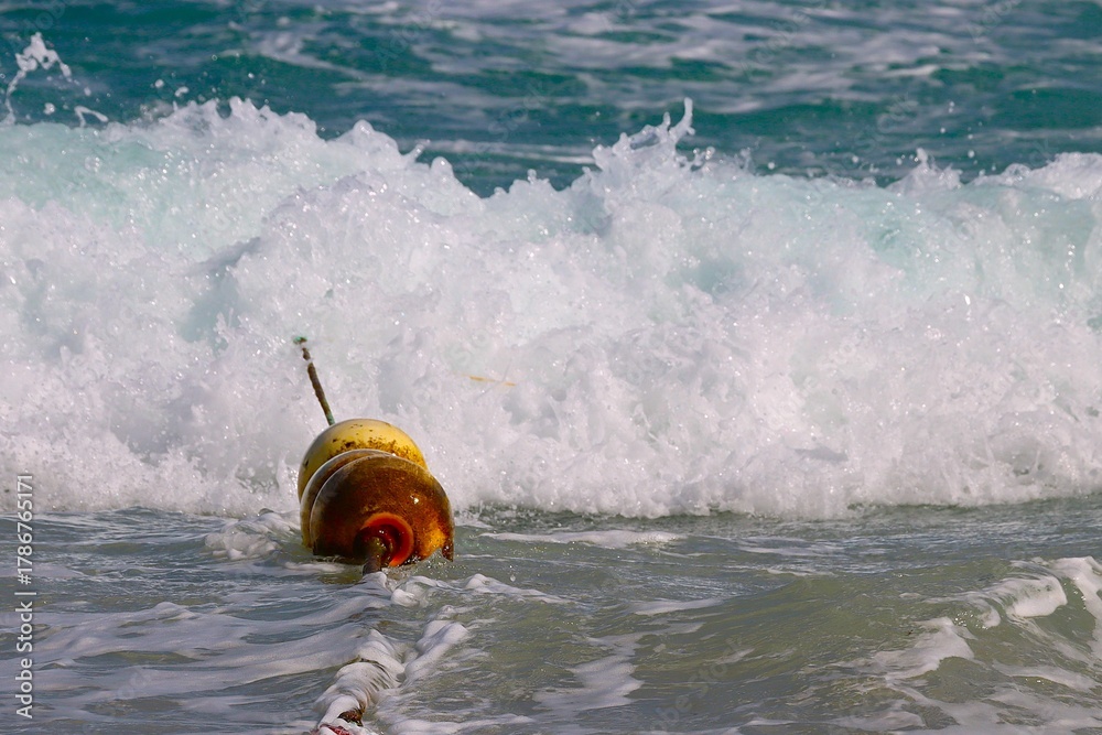 Naklejka premium żółta boja na morzu .
