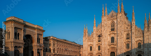 Foto sunset at Duomo di Milano church in Milan Italy.
