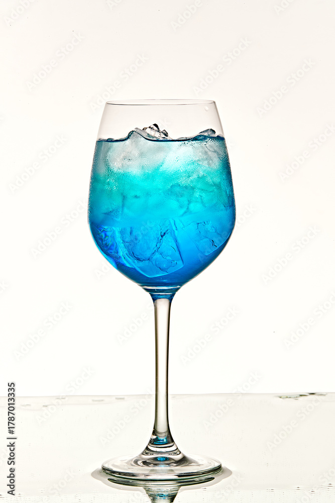 Obraz premium A refreshing blue curaçao cocktail in a glass