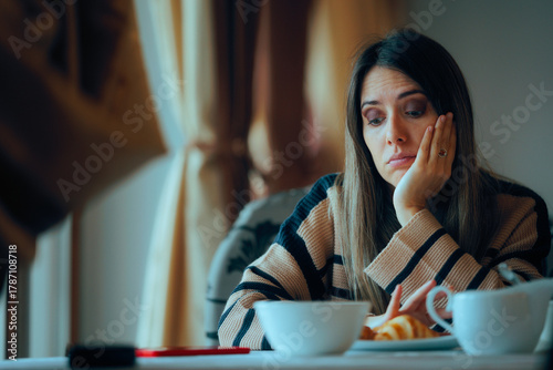 Cuadro en lienzo Woman Refuses to Eat Breakfast Because She Does Intermittent Fasting