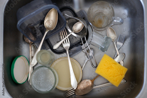 Εκτύπωση καμβά Dirty dishes and cutlery in kitchen sink with sponge