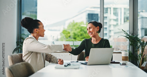Fotografía Handshake, meeting and business women for partnership, deal or thank you in office