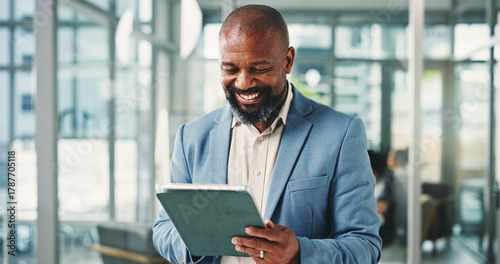 Foto Tablet, business and happy black man in company for financial report, email or communication