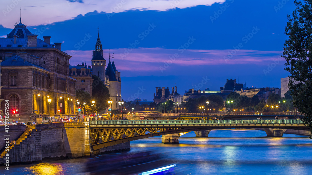 Obraz premium Le Pont D'Arcole bridge after sunset with boats day to night timelapse, Paris, France, Europe