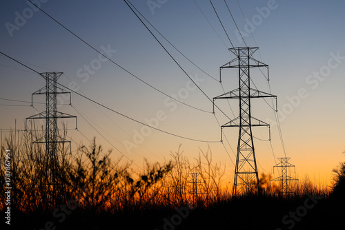 Transformateur électrique au coucher de soleil	