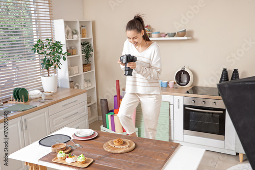 Young female photographer t...