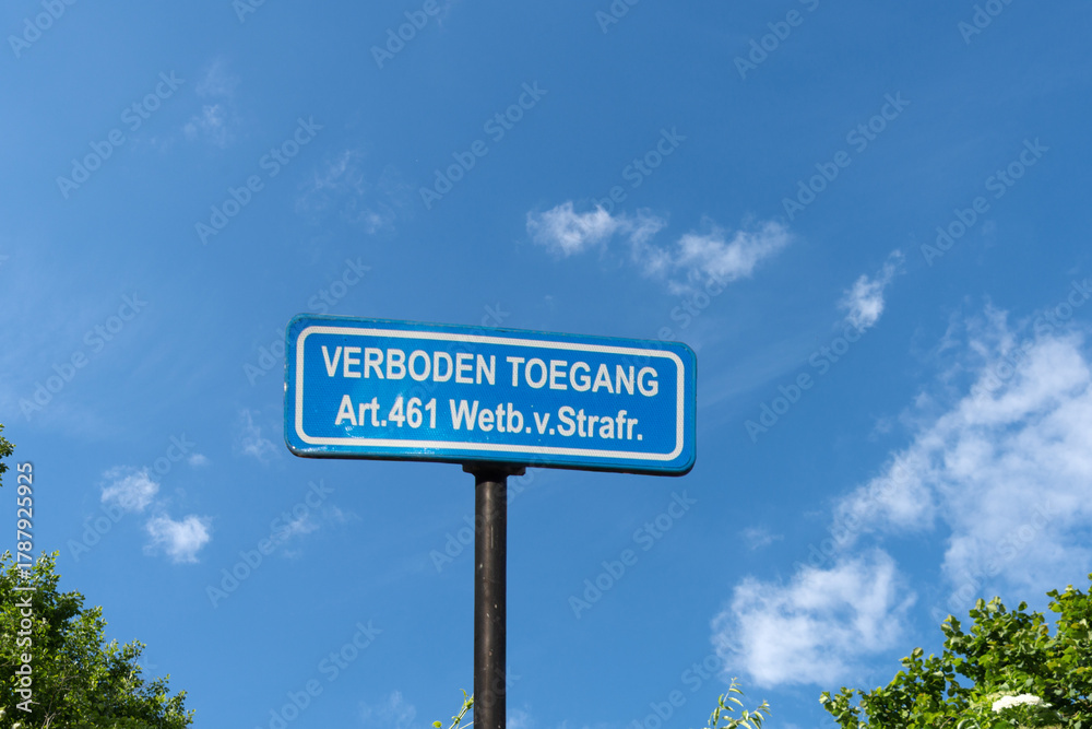 Fototapeta premium Hinweisschild, VERBODEN TOEGANG Art.461 Wetb.v.Strafr., Zugang Verboten