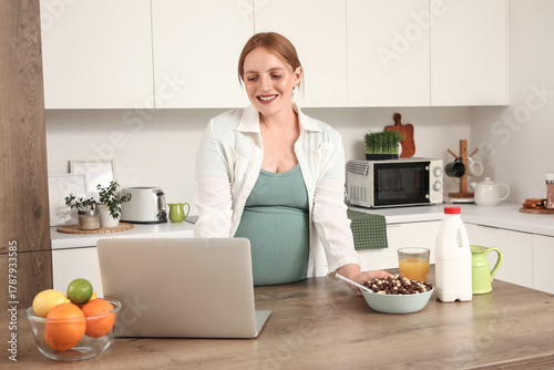 Young pregnant woman with l...
