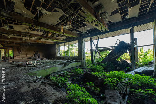 山に取り残された廃ホテル