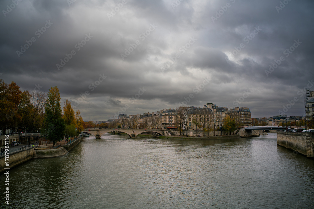 Obraz premium vue du fleuve la Seine qui traverse Paris en France un jour maussade d'Automne