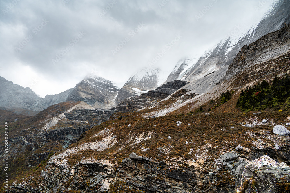 Obraz premium The alpine geological landscapes of the Qinghai-Tibet Plateau, Daocheng Yading in Sichuan, China