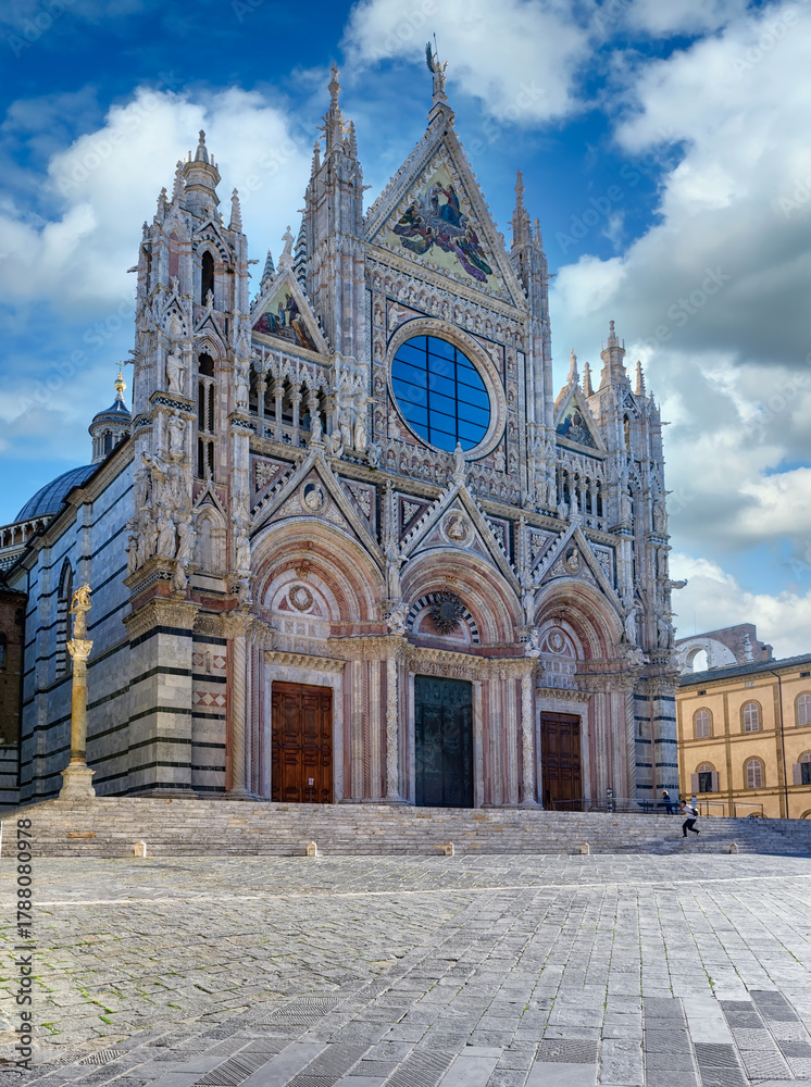 Obraz premium Siena Cathedral Santa Maria Assunta (Duomo di Siena) in Siena, Tuscany, Italy. Architecture and landmark of Siena.
