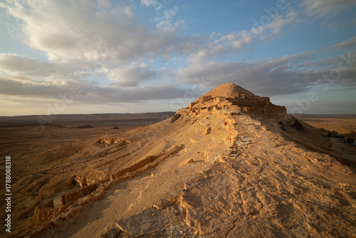 Fotografija Sunset at the Old defensive site Ksar Guermessa dominating the plain of El Ferch
