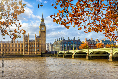 Photography Beautiful view of the Big Ben clocktower and Westminster Palace in London during