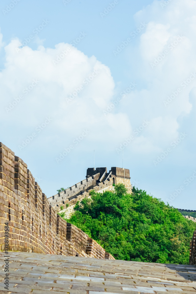 Obraz premium beautiful landscape of Mutianyu Great Wall (The Great Wall at Mutianyu) watchtower and mountains during summer in Beijing, China 