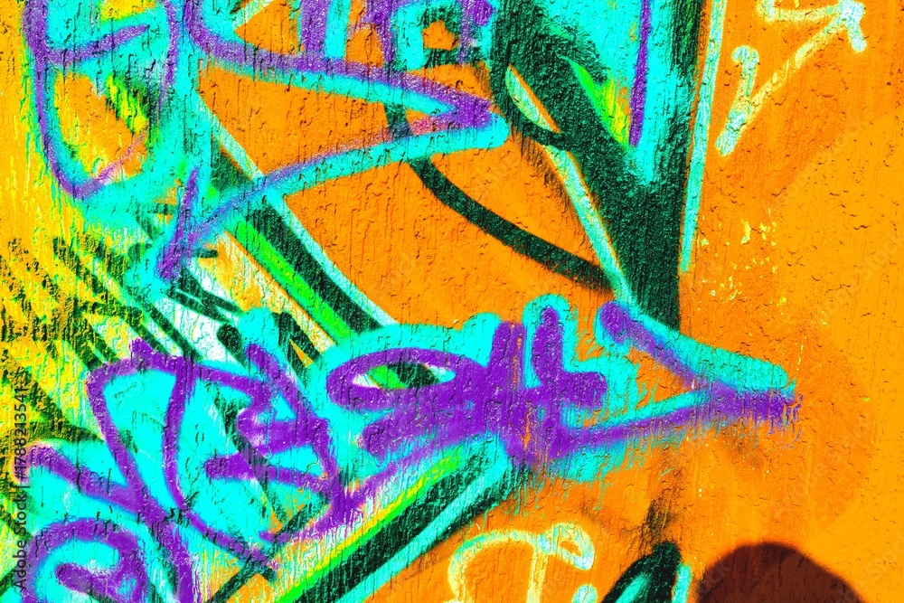 Naklejka premium Vibrant graffiti art in neon purple, turquoise, orange. Retro 80s style, bold colors, dynamic patterns. Street art, urban design, digital backgrounds, modern 80s visuals.