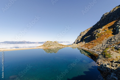 Lac au milieu des montagnes