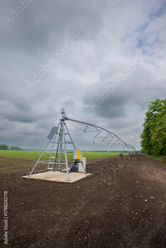 Tapety artystyczne Center pivot irrigation system on agricultural field 