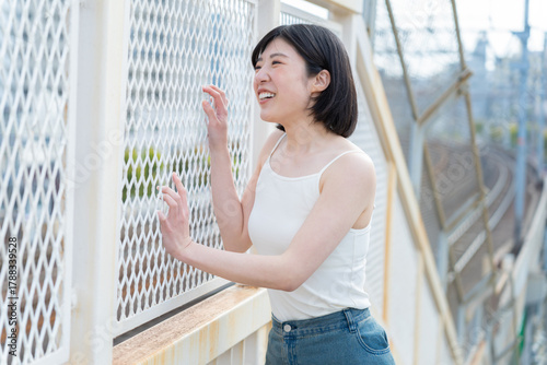 フェンスの前の女性 Free Download フェンスの前の女性 - GFXLoad
