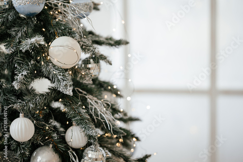 Papier peint Elegant Christmas Tree with White and Silver Ornaments