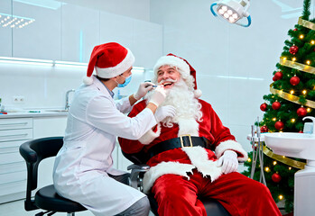 Fotobehang Tandarts Kerstman in tandartsstoel feestelijke mondzorg  © alexandra nova