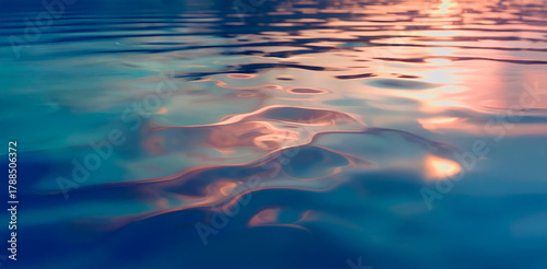 Águas profundas em um mar mágico de cores escuras e brilhantes no pôr do sol alaranjado