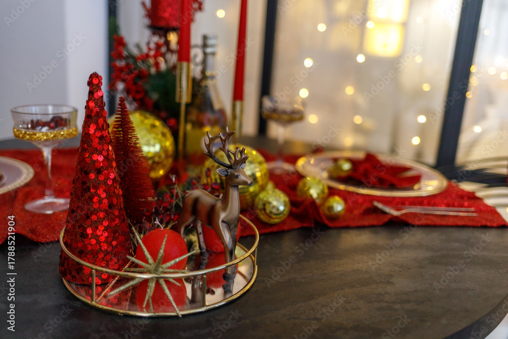 Fototapeta premium Elegant Christmas Table Setting with Red and Gold Decorations