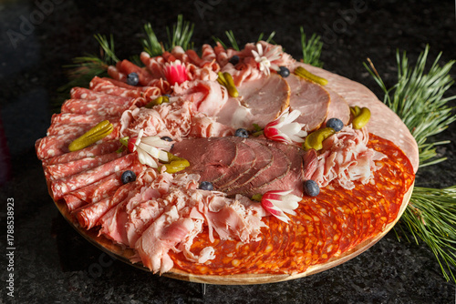 Assiette de charcuterie variée, service de traiteur, repas de fêtes. 