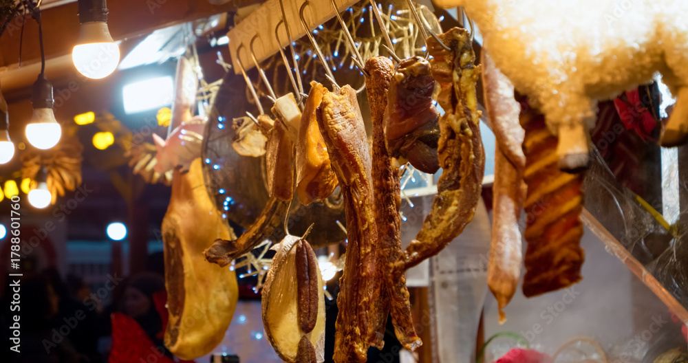 Naklejka premium A captivating view of an inviting market window showcasing an array of meats and sausages, perfect for holiday meals and gatherings with family and friends.