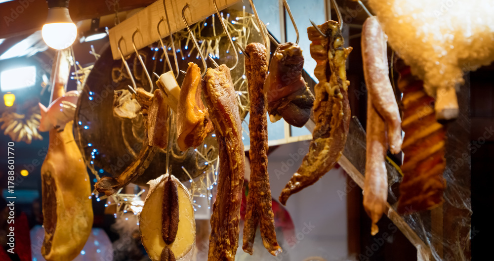 Φωτογραφία Discover a vibrant window display filled with various meats and sausages, showcasing delightful options perfect for holiday cooking and festive meals