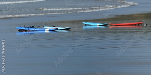 planches de surf sur une plage océanique
