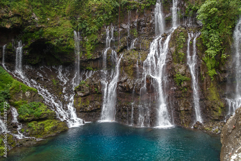 Obraz premium Cascade Langevin (Grand Galet) à La Réunion, France, en été, belle cascade tropicale