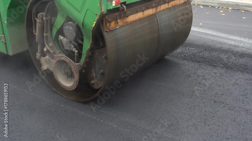 Construction of asphalt roads using an asphalt paver