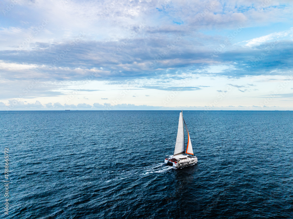 Obraz premium drone view of sailboat in ocean