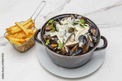 Moules à la crème, plat normand traditionnel de Normandie, France. Servies avec des frites. 