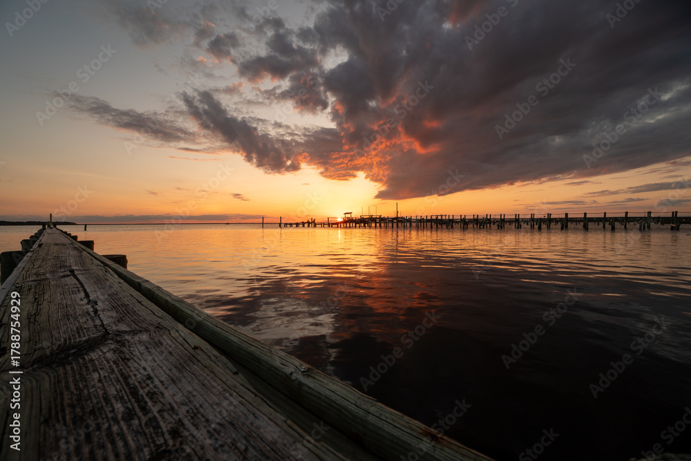 Obraz premium sunset on the lake