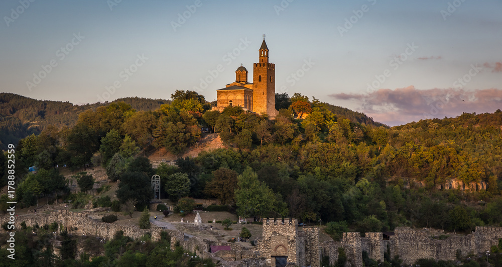 Fototapeta premium Tsarevets fortress and Patriarchal Cathedral of Holy Ascension of Lord in Veliko Tarnovo city in Bulgaria