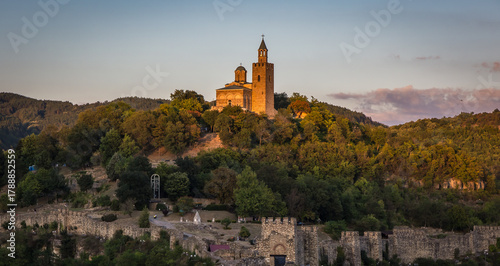 Billede på lærred Tsarevets fortress and Patriarchal Cathedral of Holy Ascension of Lord in Veliko