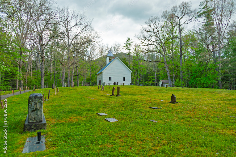 Obraz premium Cades Cove, a scenic valley surrounded on all sides by mountains south of Townsend, Tennessee with hiking trails and many historic homesites, cemeteries, and churches