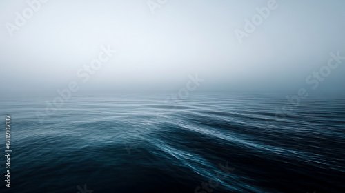 濃霧の中の海原の風景