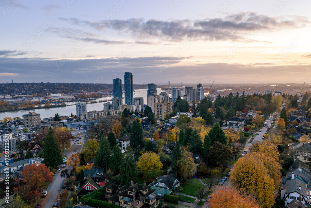 Obraz premium New Westminster City Skyline Over The Fraser River With Fall Foliage And Highrise Buildings