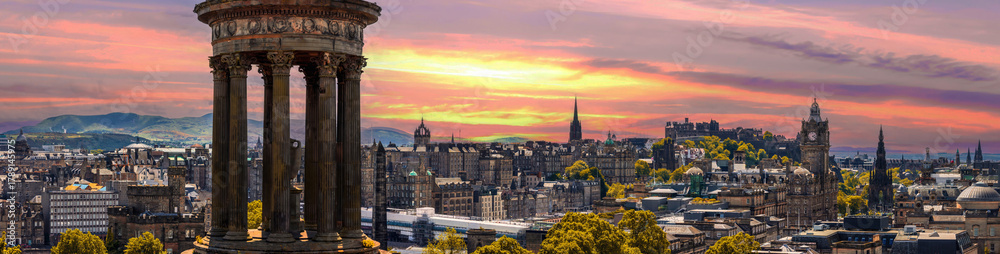 Obraz premium The Old and New Towns of Edinburgh panoramic skyline city view from Calton Hill. A Unesco site