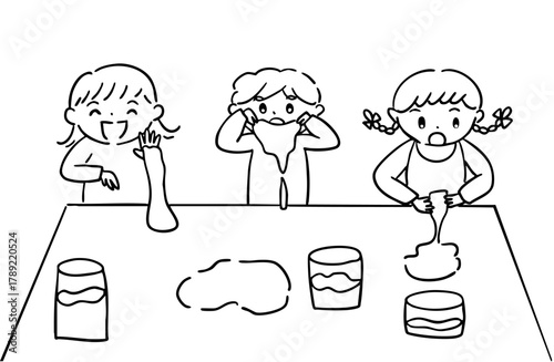 モノクロ、スライムを触って遊ぶ子ども達